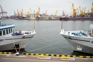 foto de un puerto marítimo, los barcos de pasajeros están amarrados