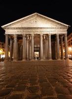 roma, italia, arquitectura, centro de la ciudad por la noche con luz de fondo. foto