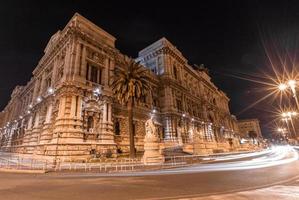 roma, italia, arquitectura, centro de la ciudad por la noche con luz de fondo. foto