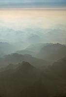 hermosas montañas pintorescas desde la altura de un ojo de pájaro foto