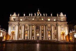 roma, italia, arquitectura, centro de la ciudad por la noche con luz de fondo. foto