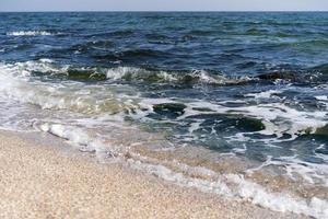 hermosa foto de una playa con olas de mar