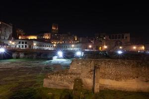 roma, italia, ruinas de la ciudad vieja por la noche con luz de fondo. foto