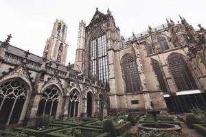 S t. la catedral de martin, utrecht, o iglesia dom, es una iglesia gótica dedicada a san martin de tours foto