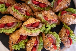 deliciosos bocadillos navideños en la mesa, la comida es gourmet. foto