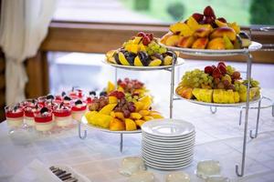 platos con frutas en rodajas sobre la mesa foto
