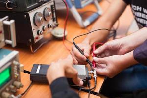 los ingenieros trabajan con dispositivos de medición eléctricos foto