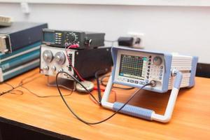 los ingenieros trabajan con dispositivos de medición eléctricos foto