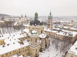 ucrania, centro de la ciudad de lviv, arquitectura antigua, foto de drone, vista panorámica en invierno