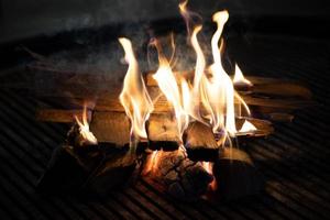 fuego ardiente con hermoso bokeh en el fondo foto