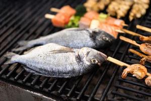 cerrar el sabor del pescado a la parrilla foto