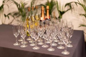 muchas copas de vino en el buffet de mesa foto