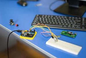 los ingenieros ensamblan circuitos eléctricos a partir de componentes de radio en un laboratorio. foto
