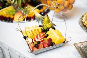 fruta cortada en un plato en celebración foto