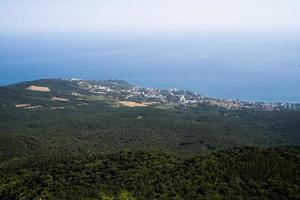 gran ciudad junto al océano, mar desde la vista aérea foto