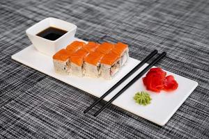 un plato de deliciosos rollos de sushi foto