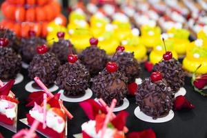 delicioso postre dulce, barra de caramelo en celebración foto