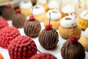 varios deliciosos pasteles dulces en el escaparate. foto