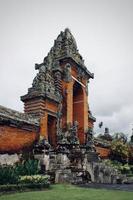 esta es la entrada de un templo en bali y contiene muchas tallas balinesas, los balineses suelen llamarlo candi bentar. foto