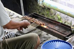 foto de un proceso de elaboración de satay de cerdo en bali.