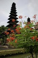 foto de un templo alto en taman ayun bali