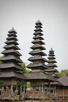 foto de un templo alto en taman ayun bali