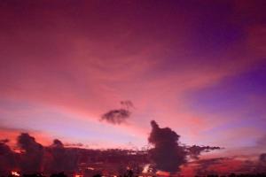 una belleza del cielo del atardecer con vibraciones moradas. foto