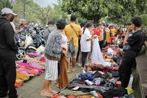 badung, bali - 13 de enero de 2023 foto de un vendedor y un comprador haciendo un trato y una transacción entre ellos.