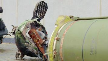 resti di missile unità di il operativo-tattico missile sistema tochka-u, 9m79m. il aria difesa sistema tiro giù un' missile, parte di esso abbattere vicino il Casa. sovietico tattico bomba su il strada. video