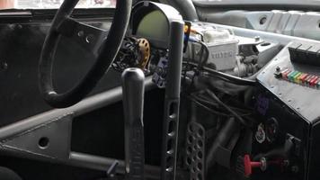 cabine interieur van een gewijzigd drift auto. luxe racing sport- auto. drift auto interieur. focus Aan de stut, detailopname Aan de wiel en schakelen koppeling. Oekraïne, kyiv - augustus 22, 2021. video