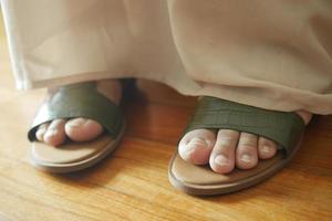 pies de niñas con sandalias temprano en la mañana foto