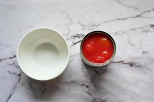tomate enlatado en conserva en un bol foto