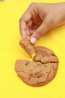 vista aérea de romper galletas dulces sobre fondo amarillo foto