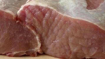 frisches Schweinefleisch auf Holzbrett video