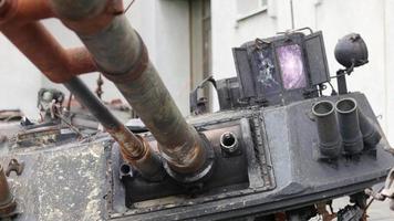 Panzerkanone, Laufmündung einer Militärarmee aus nächster Nähe. kaputter verbrannter Tank. Lauf einer Panzerkanone, selektiver Fokus. zerstörter und verbrannter panzer, militärische ausrüstung in der nähe von kiew. Krieg in der Ukraine. video