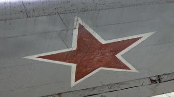 marca de identificação da força aérea da federação russa, uma estrela vermelha de cinco pontas, delimitada por uma faixa branca em um antigo avião soviético de transporte de passageiros ou militar da segunda guerra mundial. video