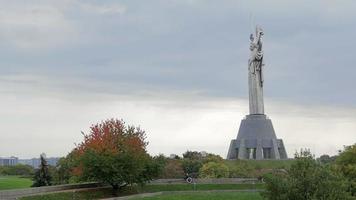 estátua da pátria contra o céu azul. a estátua mais alta da ucrânia. está localizado no território do museu da história da ucrânia na segunda guerra mundial. ucrânia, kiiv - 08 de outubro de 2022. video