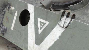 krig i ukraina. förstörd tank med trasig av torn. bruten och bränt militär tankar. beteckning av en tecken eller symbol i vit måla på de tank. förstörd militär Utrustning. krig mot ukraina. video