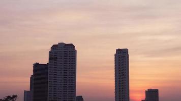 Zeitraffer des Sonnenuntergangs am Himmel in der Ecke der Hauptstadt. video