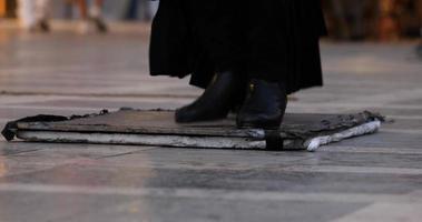 persone giocando e danza tradizionale flamenco musica nel il città centro di granada nel Spagna. strada vivere musica. energico ritmo di musica. video