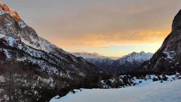 Fantastisk se av annorlunda berg toppar med snö under vinter- i triglav nationell parkera. skön solnedgång av de berg räckvidd och Fantastisk attraktion för alpina klättrare. äventyrlig livsstil. video