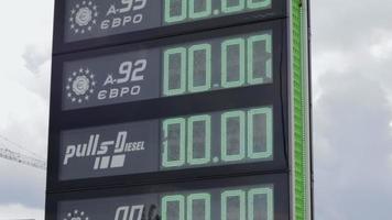 Anzeige von Tankstellen mit Preisen in der Ukraine. Dieselkraftstoff 00.00, Gas 00.00. Gaspreis. Übersetzung dp, gaz. Mangel und Mangel an Kraftstoff und Gas an Tankstellen. Ukraine, Kiew - 23. Mai 2022.