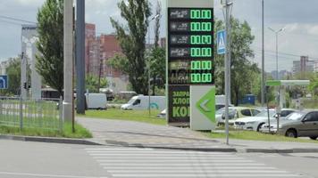 un' Rete di Riempimento stazioni con un' negozio e un' bar nel Ucraina okko. Là è no carburante a gas stazioni nel il città di Ucraina. Al dettaglio commercio nel petrolio prodotti. Ucraina, kyiv - Maggio 23, 2022. video