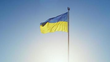 de flagga av ukraina är de officiell stat symbol av Ukraina, som väl som ett av de nationell symboler av ukrainare. rektangulär panel av två likvärdig horisontell Ränder, blå topp och gul botten. video