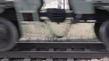 gare et gare ferroviaire. marchandises ancien train de marchandises est arrivé à la gare. un train de marchandises diesel lourd passe le long des voies ferrées et arrive à la gare. video