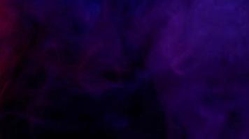 rauch aus ultraschall-aromadiffusor und buntes licht auf schwarzem hintergrund. video