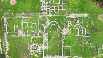 vista aérea de drones de las ruinas romanas de salona en solin, croacia. lugares de interés histórico. viajar y descubrir la historia y la cultura. Ruinas y sitio arqueológico. video