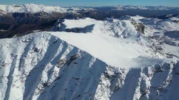 Fantastisk se av annorlunda berg toppar med snö under vinter. skön berg räckvidd och Fantastisk attraktion för alpina klättrare. äventyrlig livsstil. utmanande berg bergsrygg för klättrare. video