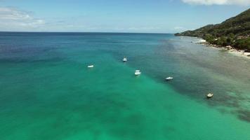 mahe seychellen drohne schoss über anlegende boote am längsten strand der insel video