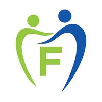 logotipo de la clínica de odontología en el concepto de letra f. símbolo de cuidado dental familiar. signo de logotipo de dentista dental vector